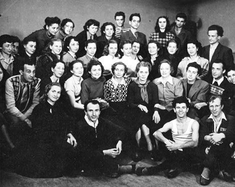 Zagrebački baletni umjetnici s Ninette de Valois 1953.: 1. red: Vjera Marković, Franka Hatze, Heda Šafranić, Olja Krasovski, Damir Novak, Velimir Šipuš, Dolores Horvatić, ?; 2. red: Silvija Hercigonja, Nevenka Biđin, Sonja Kastl, Štefica Kifer, Zlata Lanović, Blanka Belošević, Tosca Filipančić, Stela Lukičić, Vera Vaić, Anđelka Ilić, Đurđica Ludvig, Mary Šembera, Đuka Herceg; 3. red: Stjepan Poljaković, Štefica Kiš, Mirjana Tolić, Zdenka Ovčina, Đurđa Fučkar, Ninette de Valois, Margareta Froman, Ivica Ganza., Zvonimir Tajzl, Nada Mihajlović; 4. red: Zlatica Stepan, Ladislav Sertić, Ivica Sertić, Frano Jelinčić