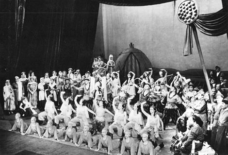 HNK u Zagrebu: Baletni ansambl u Polovjeckim plesovima u operi Knez Igor Aleksandra Borodina, kor. Margarita Froman