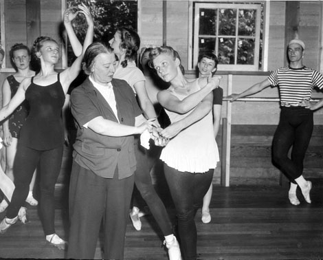 Bronislava Nižinska na vježbama u baletnoj dvorani 1942. foto: Collection of Robert Johnson. Wikimedia Commons