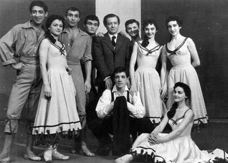 Nakon izvedbe baleta Candelaria Octavia Cintolesia – stoje: P. Vanić, ?, Petar Dobrijević, Damir Novak, Octavio Cintolesi, Marijan Jagušt, A. Novak, Ludmila Naranđa, sjede: Zlatko Voženilek i Ljubinka Đokić (kasnije Dobrijević)