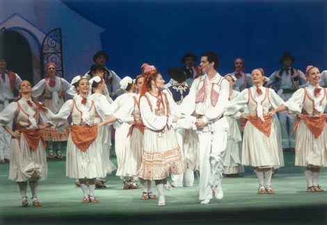 Mirna Sporiš (Jela) i Ovidiu Muscalu (Mirko); Hrvatsko narodno kazalište u Zagrebu: Fran Lhotka, Đavo u selu, kor. i red. Pia i Pino Mlakar