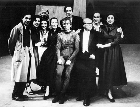 Nakon premijere baleta Đavo u selu 1954. – Aleksandar Augustinčić, Nevenka Biđin, Sonja Kastl, Pia Mlakar, Ivica Sertić, Pino Mlakar, Fran Lhotka, Nenad Lhotka i Inge Kostinčer