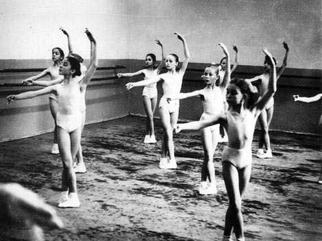 Ervina Sulejmanova (prva s desna) u baletnoj školi