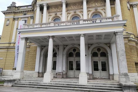 Glavni ulaz u Hrvatsko narodno kazalište Ivana pl. Zajca u Rijeci