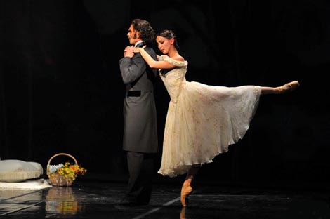 Ilir Kerni (Georges Duval) i Marta Romagna (Marguerite Gautier); HNK u Zagrebu, Alexandre Dumas sin – Carl Davis – Derek Deane, Dama s kamelijama, red. i kor. Derek Deane, foto: Saša Novković, 2008.