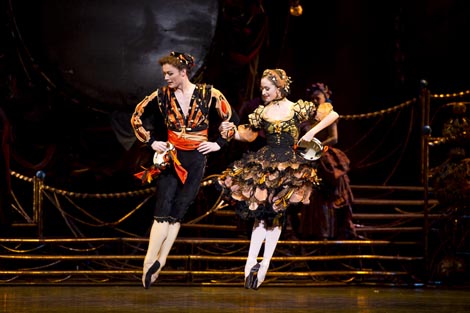 Liam Scarlett i Emma Maguire u Napolitanskom plesu; The Royal Ballet, London, Petar Iljič Čajkovski, Labuđe jezero (Swan Lake), kor. Anthony Dowell, foto: © ROH 2011