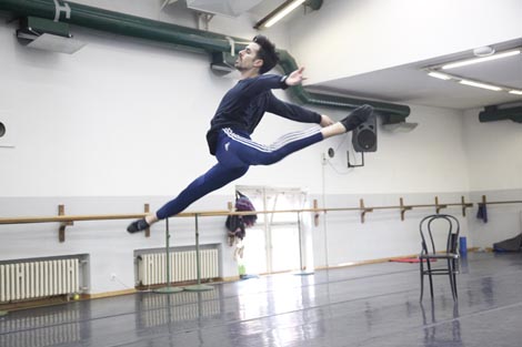 Fptpgrafija s probe, Hrvatsko narodno kazalište u Zagrebu: Jane Austen — Leo Mujić, Ponos i predrasude, kor. i red. Leo Mujić, foto: Mara Bratoš