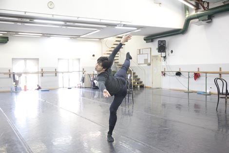 Fptpgrafija s probe, Hrvatsko narodno kazalište u Zagrebu: Jane Austen — Leo Mujić, Ponos i predrasude, kor. i red. Leo Mujić, foto: Mara Bratoš