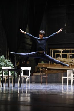 Fptpgrafija s probe, Hrvatsko narodno kazalište u Zagrebu: Jane Austen — Leo Mujić, Ponos i predrasude, kor. i red. Leo Mujić, foto: Mara Bratoš