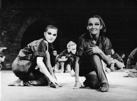 Ljubinka Dobrijević i Duška Sifnios, Četiri sina Aymonova, Avignon, 1967, foto: Robert Alazraki