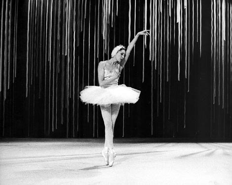 Maja Bezjak u kostimu Bijelog labuda (Labuđe jezero) na snimanju baleta Smrt labuda, 1975. ili 1976.