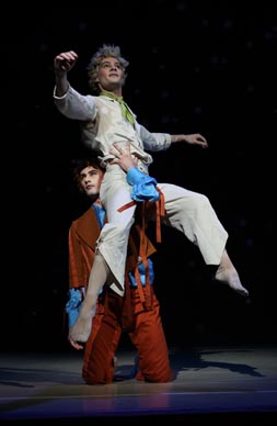 Giorgio Otranto (Lisica) i Federico Rubisse (Mali princ): Hrvatsko narodno kazalište Ivana pl. Zajca, Rijeka: Mali princ, kor. Lukas Zuschlag, glazba Aleksandra Naumovski Potisk, foto: Facebook HNK Ivana pl. Zajca, Rijeka