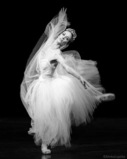 Edina Pličanić (Odetta); Hrvatsko narodno kazalište u Zagrebu: Petar Iljič Čajkovski, Labuđe jezero, kor. i red. Derek Deane, foto: © Mirko Cvjetko 