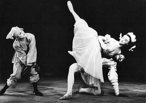 Ivica Sertić (Petruška), Sonja Kastl (Balerina) i Zlatko Voženilek (Crnac) - Igor Stravinski, Petruška, kor. Octavio Cintolesi, Hrvatsko narodno kazalište u Zagrebu, iza 1956.