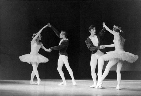 Sonia Arova i Erik Bruhn te Rosella Hightower i Rudolf Nureyev u koreografiji Toccata i Fuga, kor. Erik Bruhn, 12./13. siječnja 1962. u Théâtre des Champs Elysées, Pariz, foto: Jack Garofalo (?), Facebook Erik Bruhn