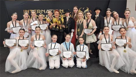 Svetlana Lukić s nagrađenima na natjecanju International Dance Open