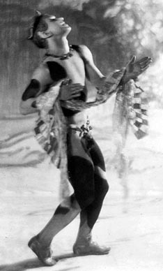 Vaclav Nižinski kao Faun u baletu Poslijepodne jednog Fauna, kor. Vaclav Nižinski, 1912. (foto: Baron de Meyer)