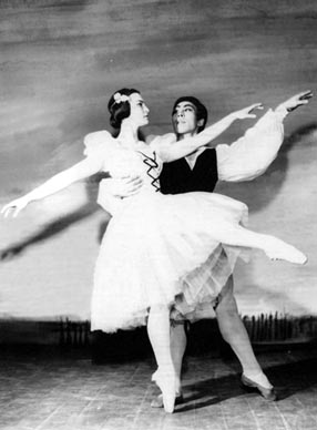 Viktorija Slamnik i Norio Yoshida u Seljačkom pas-de-deuxu; HNK u Zagrebu, Adolphe Adam, Giselle, kor. Gradimir Hadži-Slavković (prema Lavrovskom), 1965.