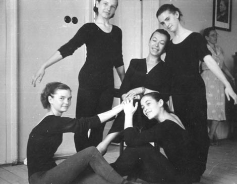 Završni, 6. razred Baletne skole: Viktorija Slamnik sjedi lijevo (kraj nje stoji Melita Skorupski), 1953/54.