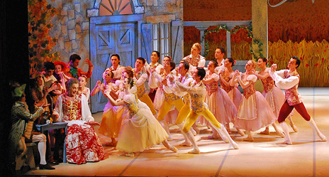 Balet HNK u Zagrebu: Ferdinand Hérold – Ludwig Hertel, Vragolasta djevojka, kor. i red. Vladimir Derevianko, foto: © Ines Novković, na fotografiji Viorel Dascalu, Svebor Sečak (Udovica Simone) i baletni ansambl