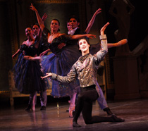 Eugen Dobrescu kao Komedijaš u baletu PEPELJUGA u kor. Dereka Deanea, HNK u Zagrebu, foto: Saša Novković 